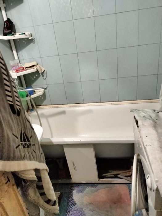 Здається 2 кімнати в 3 кімнатній Квартирі.