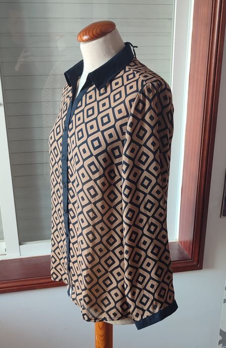 Camisa Cashew Flowr, castanho/preto - Nova

- Tamanhos: 44

Os portes