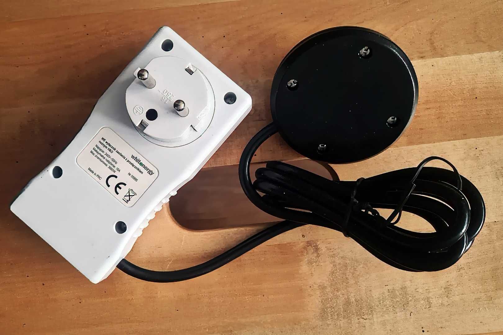 Gniazdo elektryczne z wyłącznikiem nożnym.