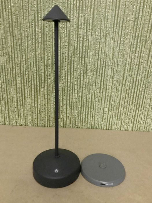 Бездротова світлодіодна настільна лампа в сірому кольорі