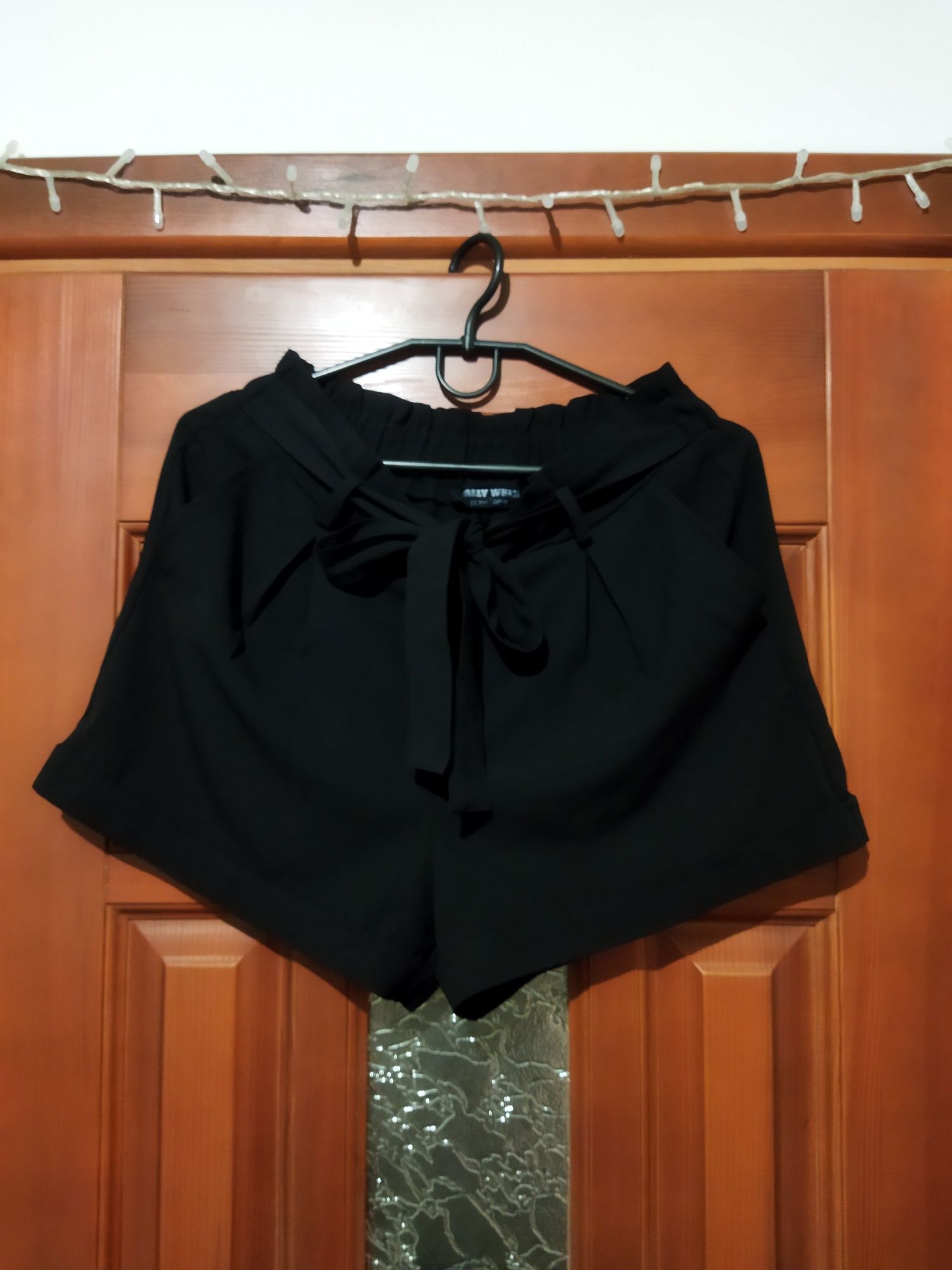 Жіночі чорні шорти з паском
