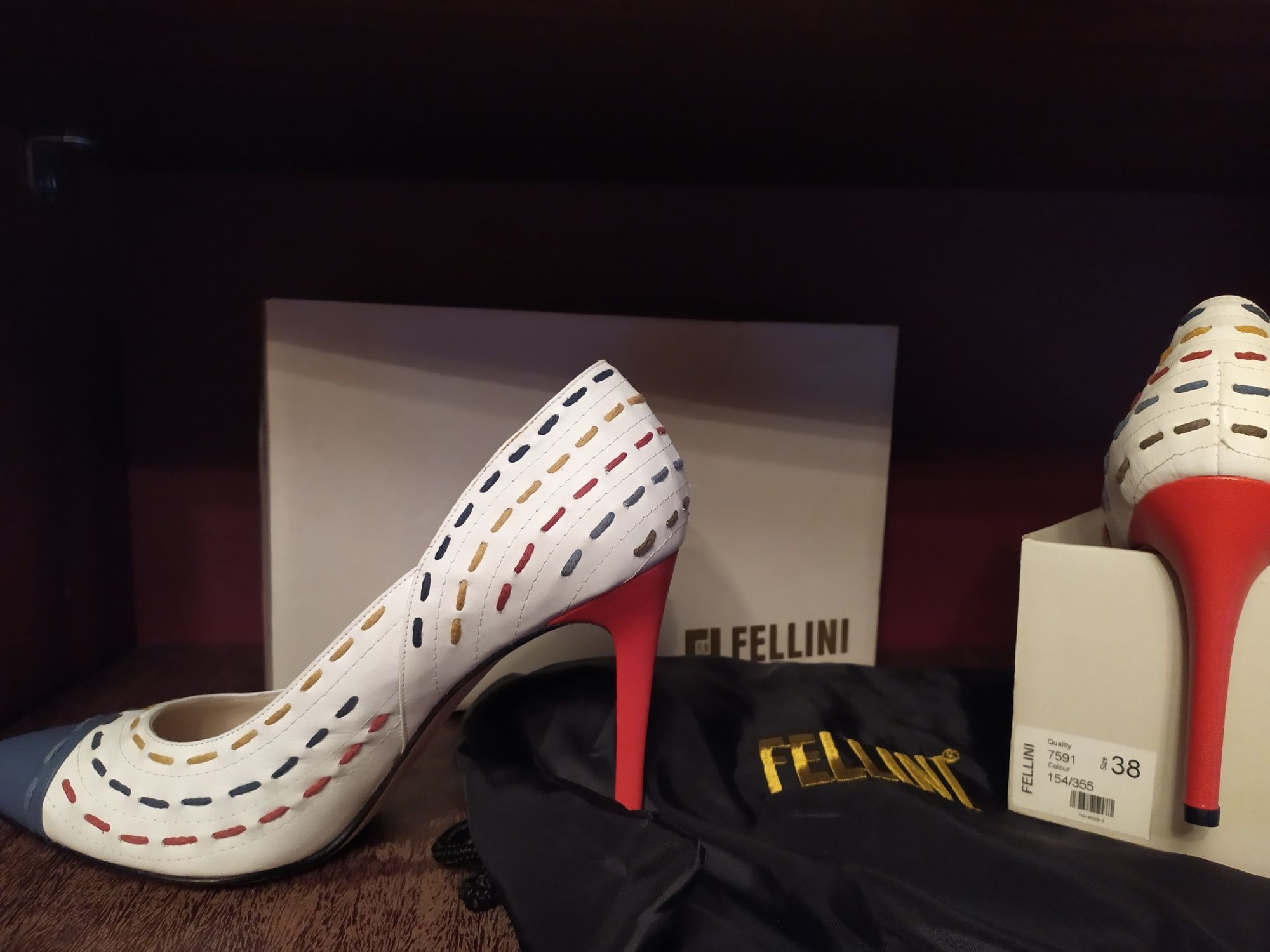 Женские кожаные туфли Fellini