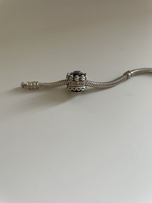 Pandora conta bolo de aniversario