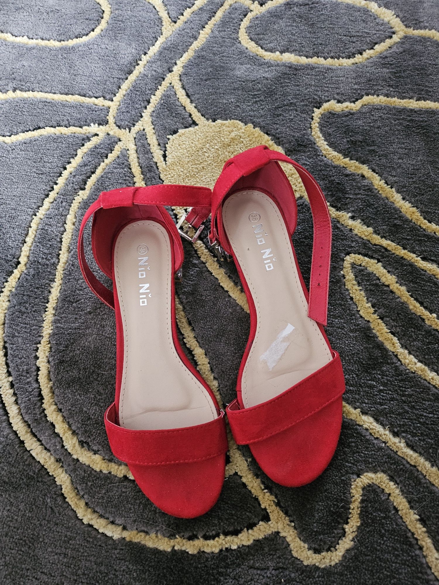 Piękne sandalki czerwone.
