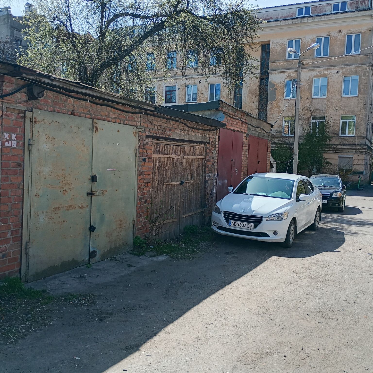 3 кімнатна квартира.  Увага!!! В ціну входить цегляний гараж та комора