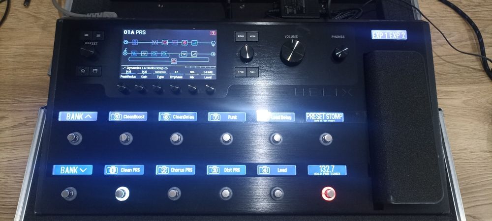 Pedaleira Line 6 Helix Floor com Hard case e saco