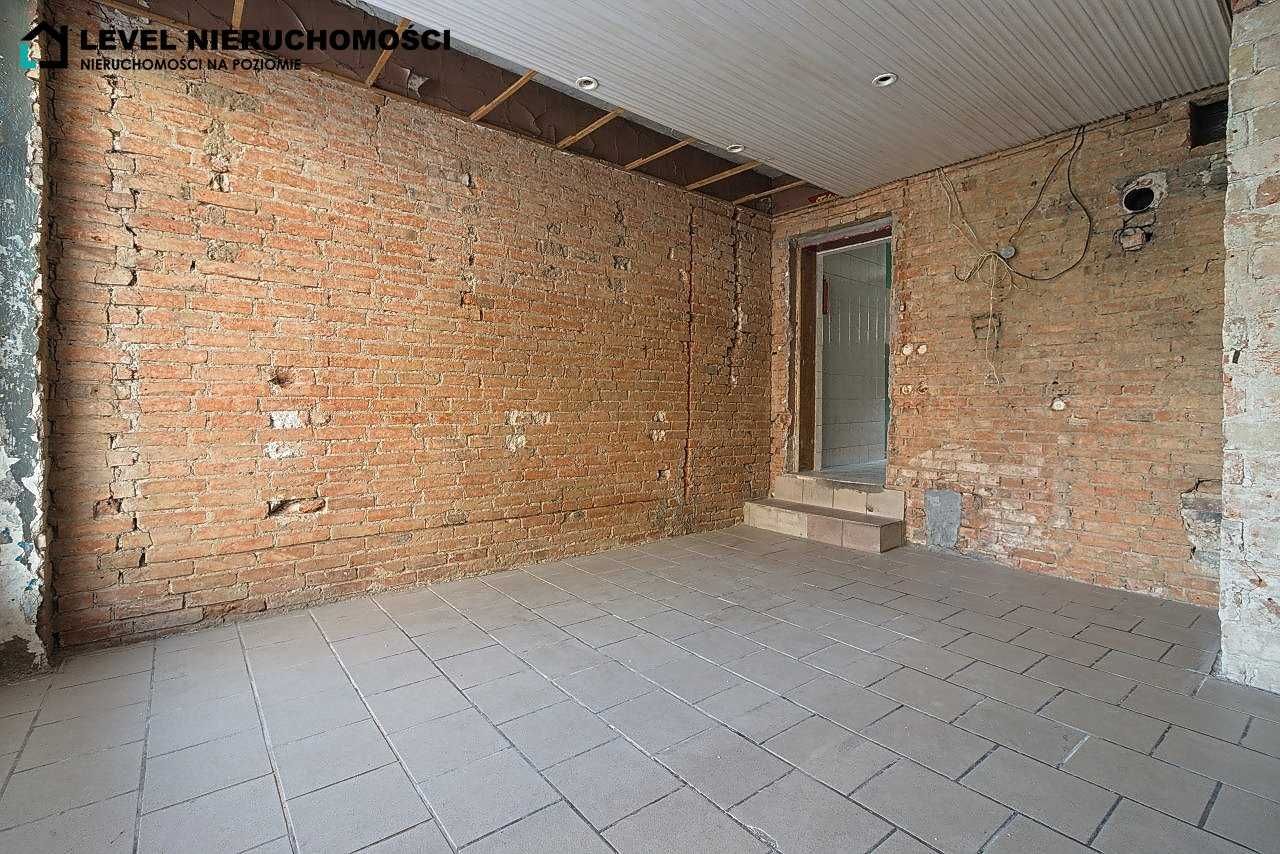 Lokal z witryną na parterze.