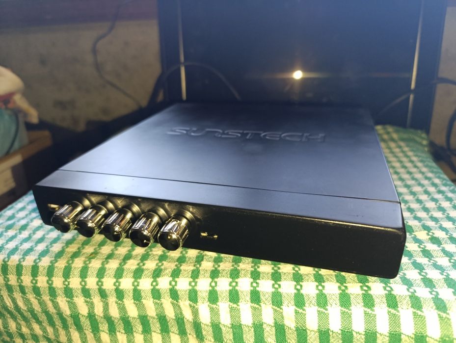 Mini amplificador de potência digital, em muito bom estado.