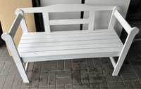 Biała drewniana ławka ogrodowa