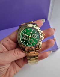 Złoty zegarek z zieloną tarczą