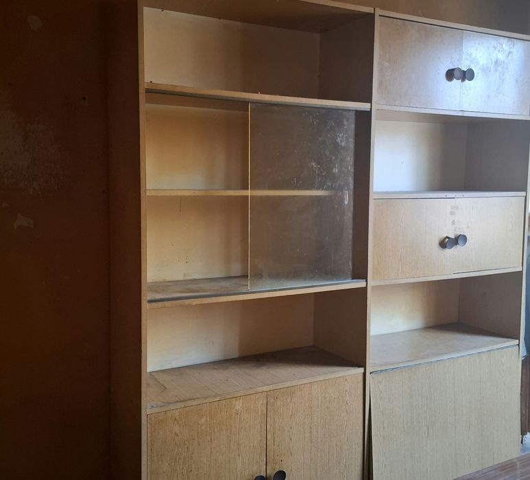 Regał drewniany z szybą