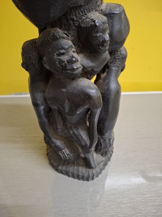 Grande escultura em madeira africana