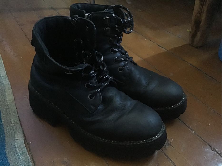 Шкіряні ботинки в хорошому стані