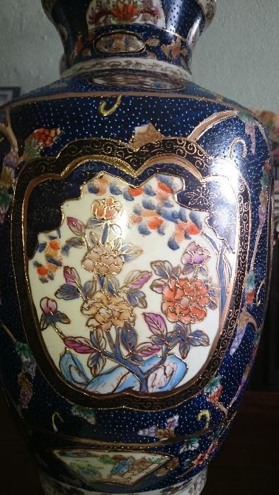 Jarra/jarrão grande antiga pintada à mão  em relevo