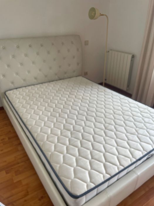 Cama casal impecável