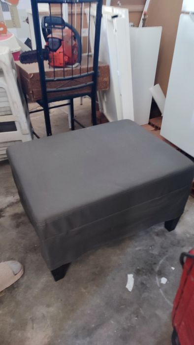 Puff Quadrado em Pele