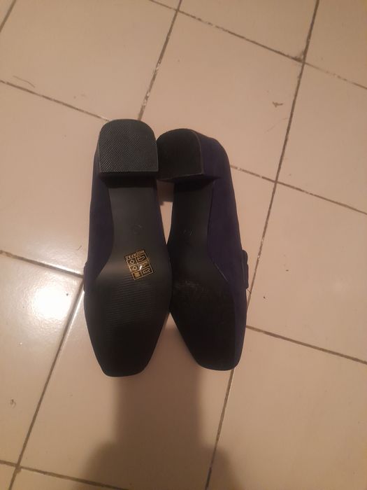 Sapatos de senhora novos.