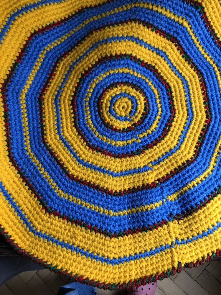 Вязаний виріб ( килимок) в патріотичних кольорах