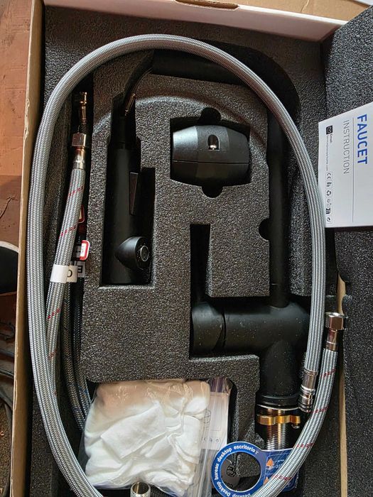 czarna bateria kuchenna marki CECIPA z wyciąganą wylewką.