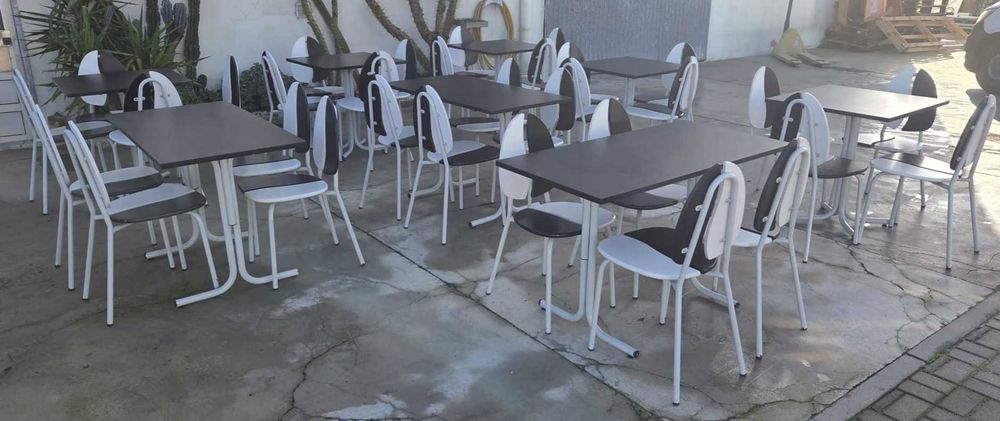 Mesas e cadeiras de café