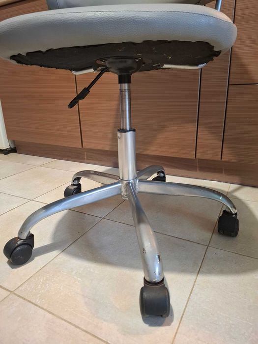 Продам стілець на колесах