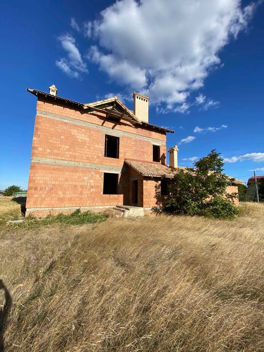 Теплий будинок нової будівлі з гаражем.