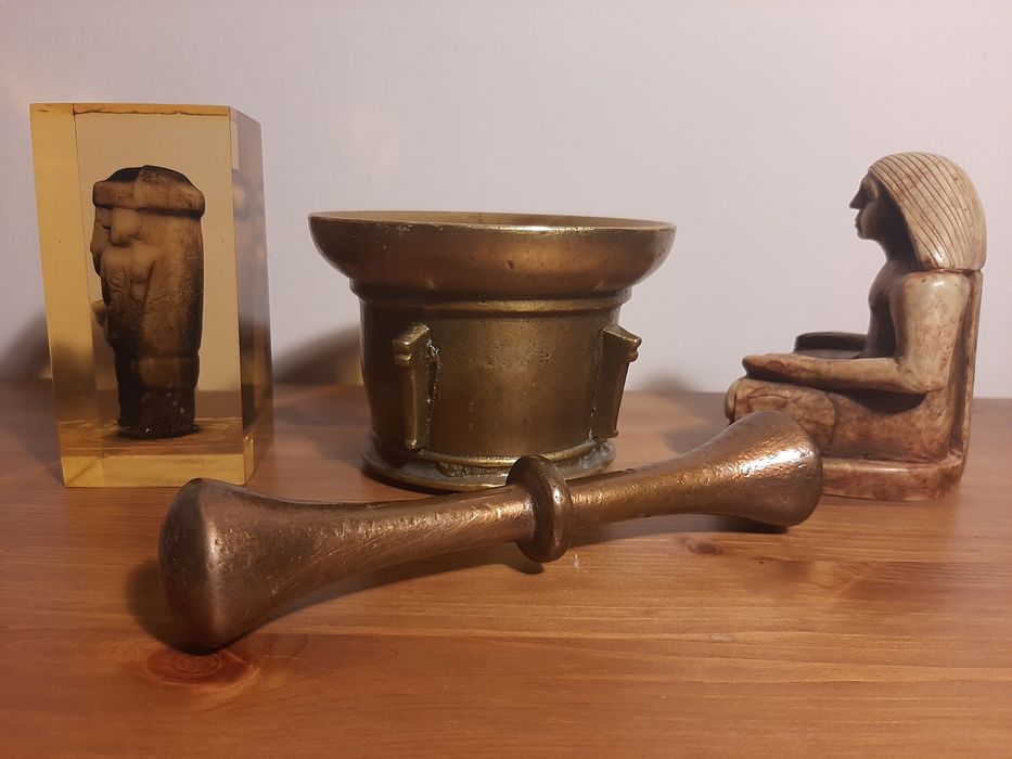 almofariz bronze estatueta egípcia  escriba sentado san Agustín