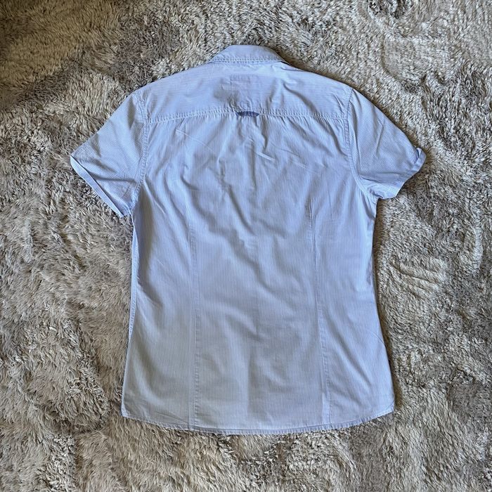 Camisa azul clara às riscas da Guess