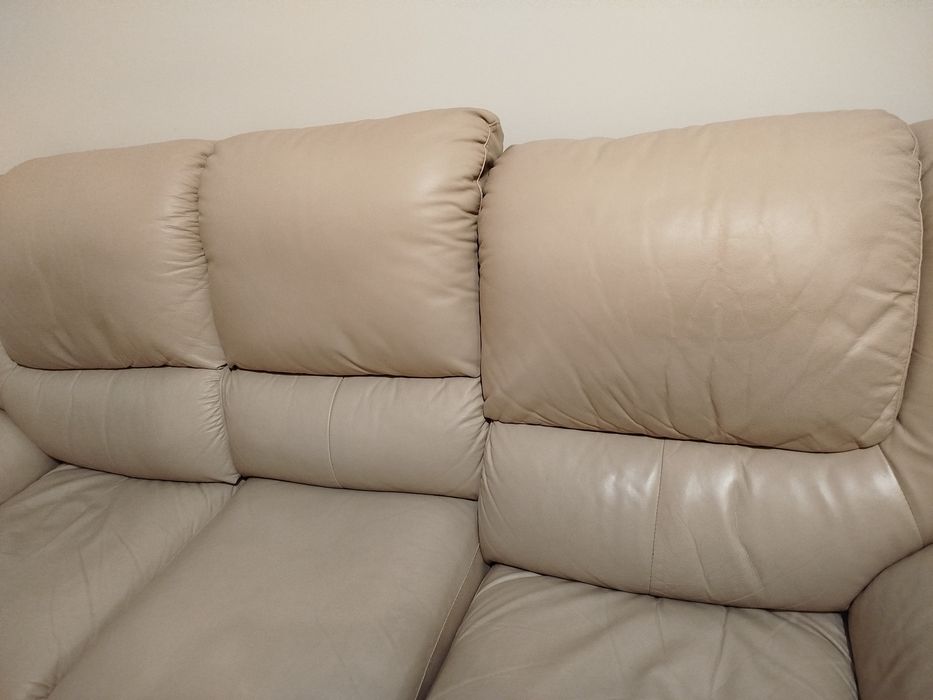 Sofá com relex em pele