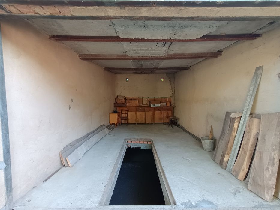 Капітальний гараж з червоної цегли