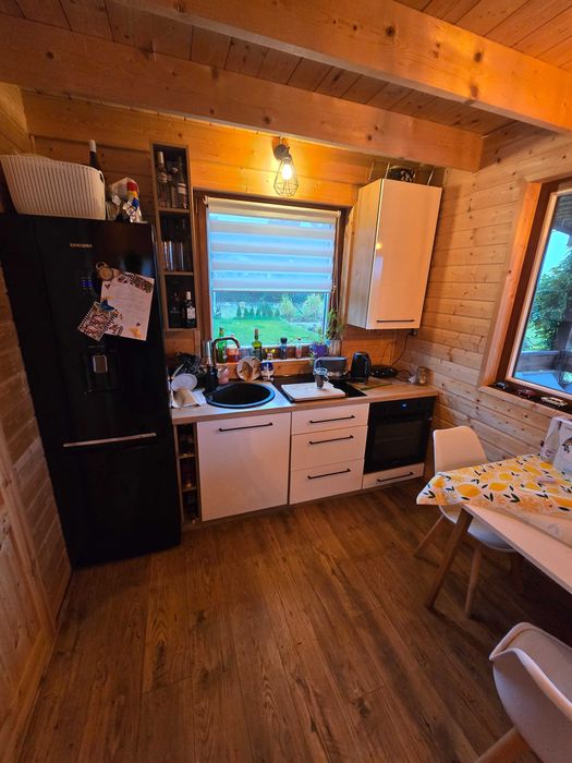 Mała kuchnia ze sprzętami Samsung, stół i krzesła