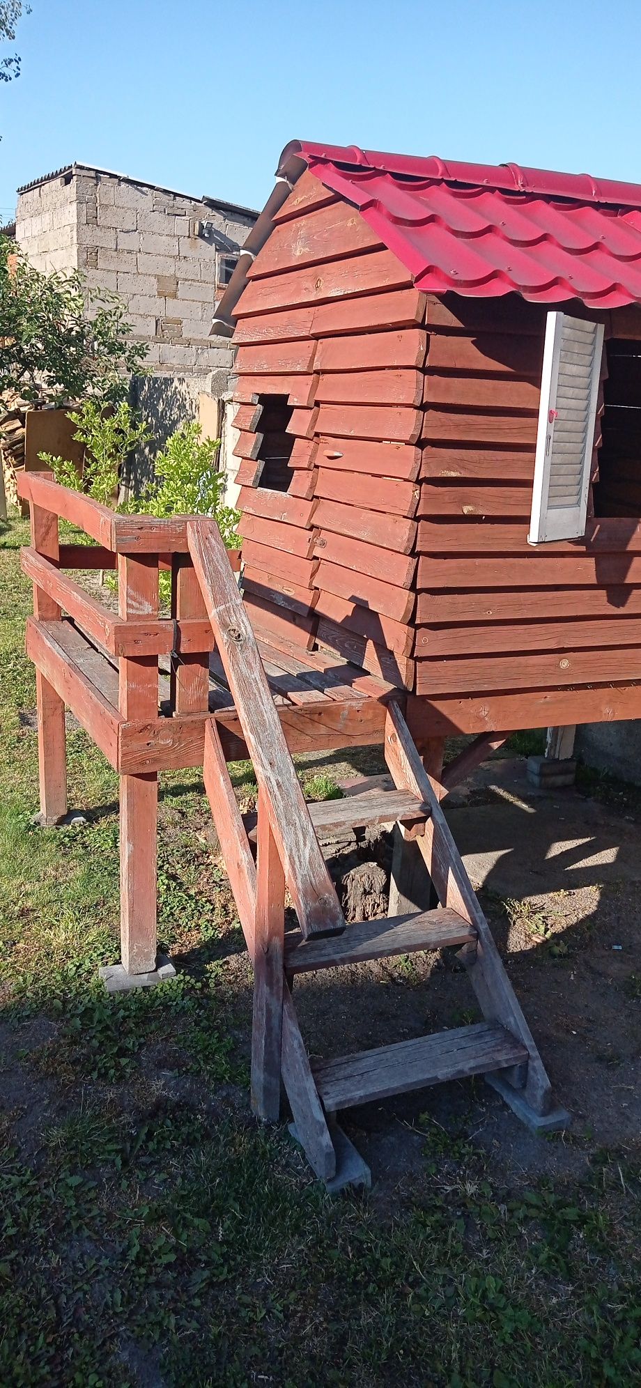 Drewniany domek z balkonem dla dzieci