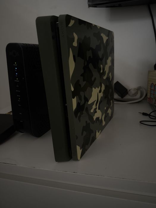 Ps4 usada sem comando bom estado