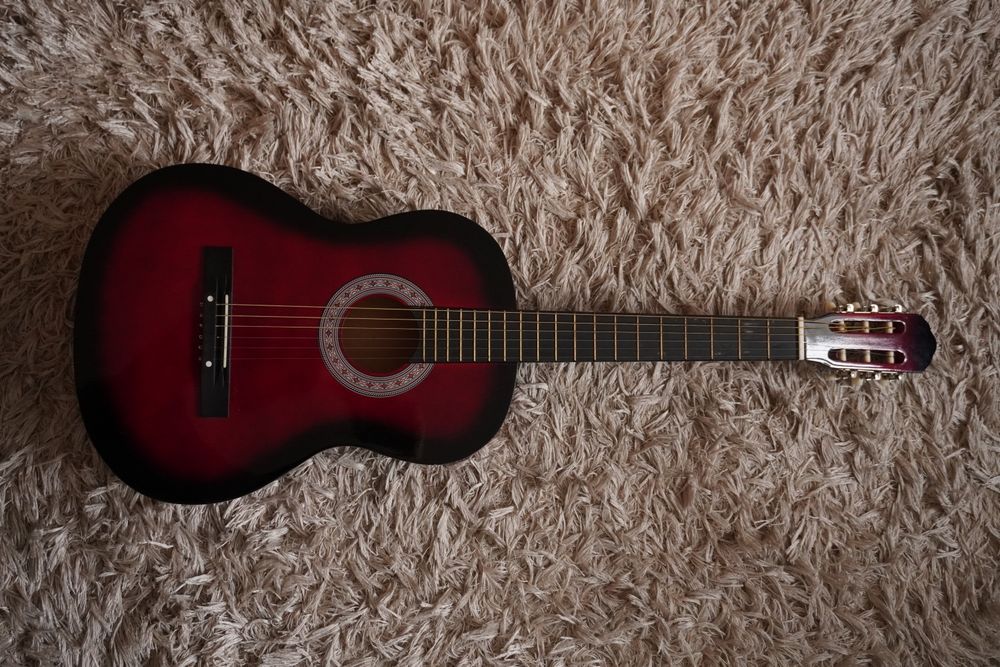 Gitara klasyczna, czerwona