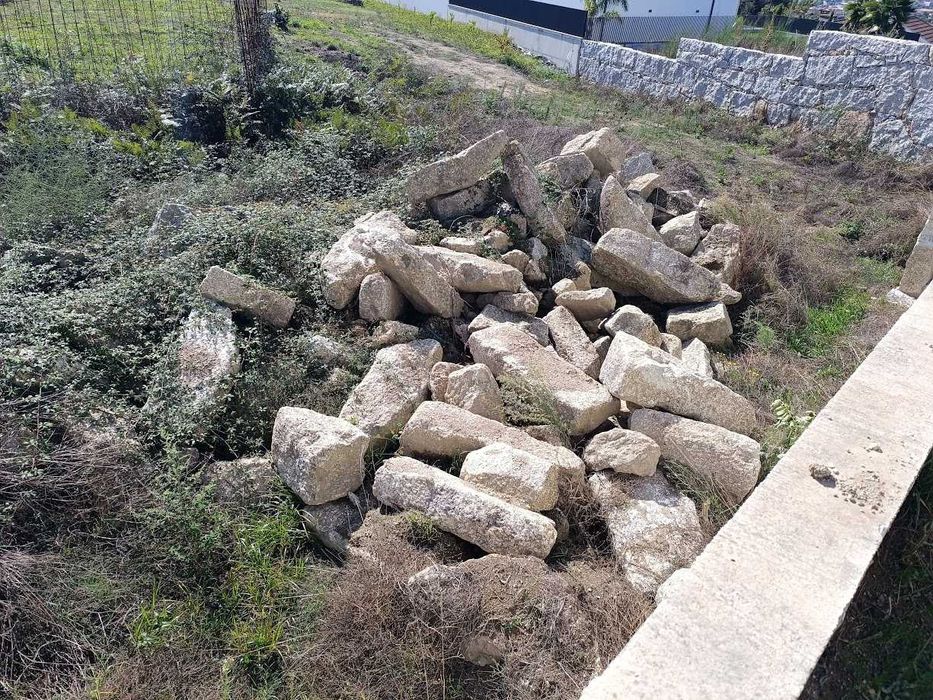 Pedra com boas faces para construção de muros ou casa (Tebosa, Braga)