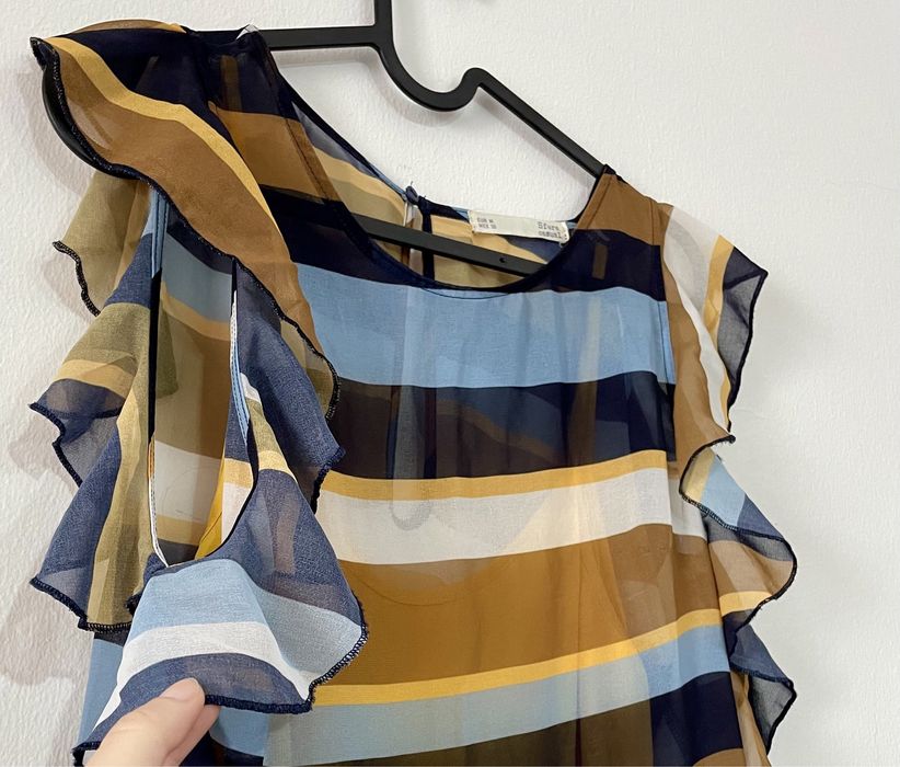 Vestido colorido com riscas e folhos (Sfera, tamanho M)