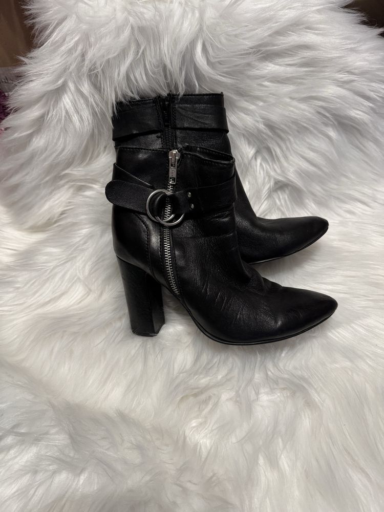 Buty botki czarne na obcasie