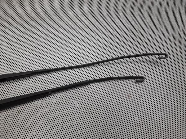 Haste / braço de escova limpa vidros frente direita TOYOTA Yaris (_P1_