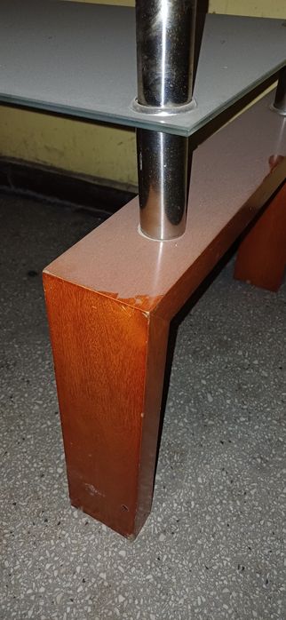 Stolik szklany z drewnianymi nogami