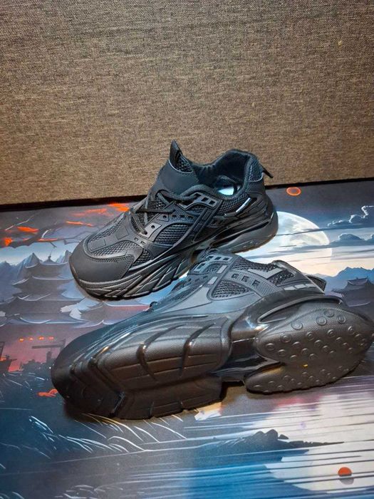 Взуття для жінок та чоловіків