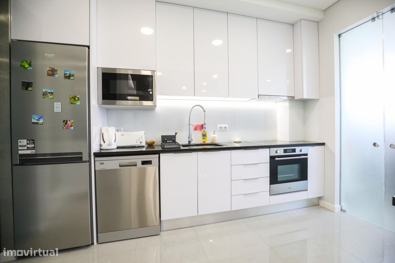 634970 - Quarto com cama de casal e varanda em...