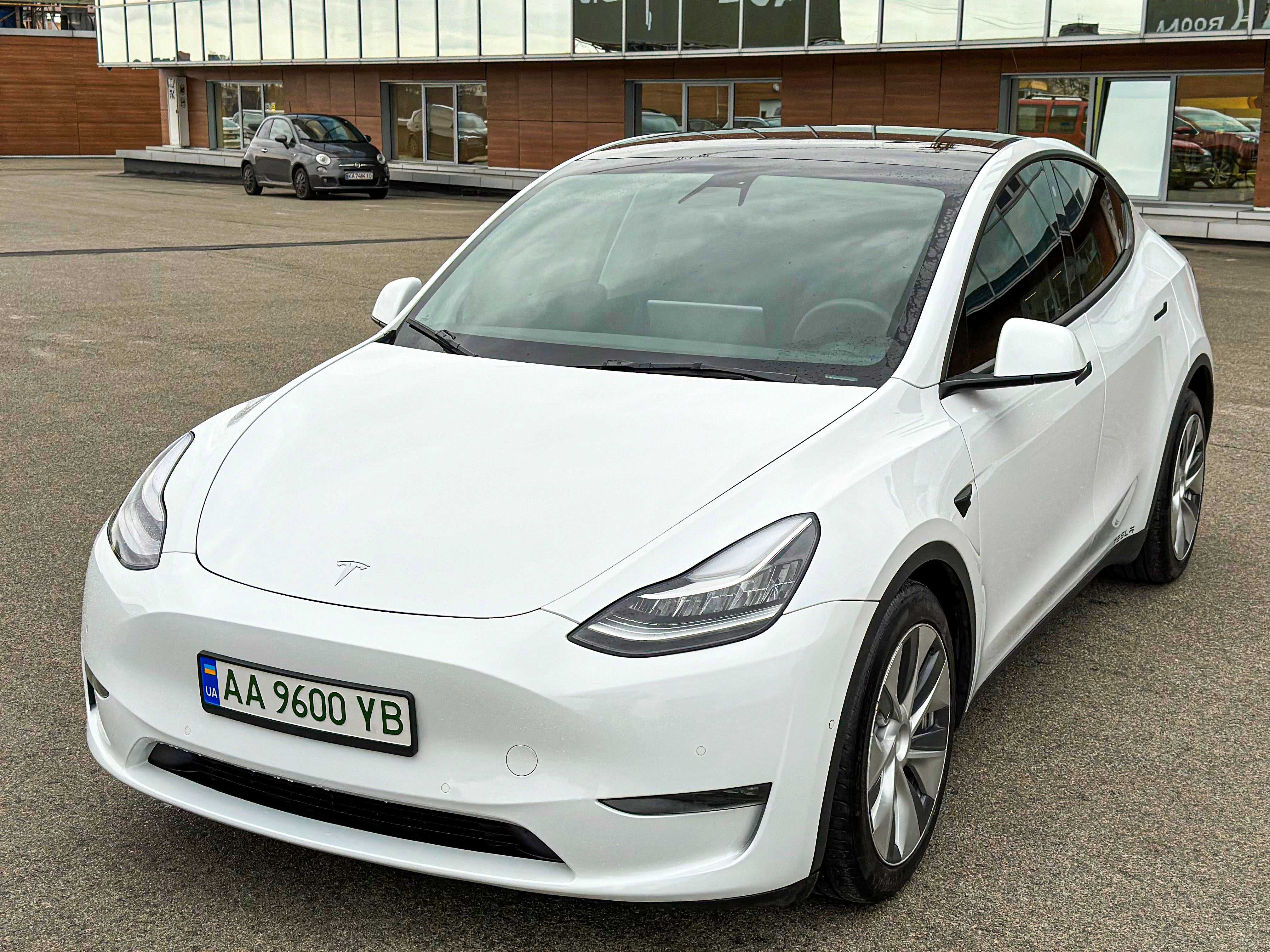 Tesla Model Y 2022 року. Dual Motor Long Range. Білий колір.