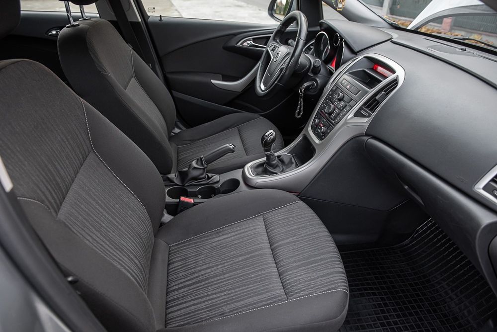 Astra J rok 2012 z silnikiem diesla 1.7 CDTI o mocy 110 
Astra J rok 2