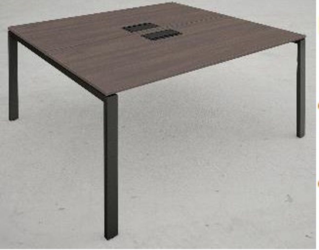 Mesa de reunião quadrada.
