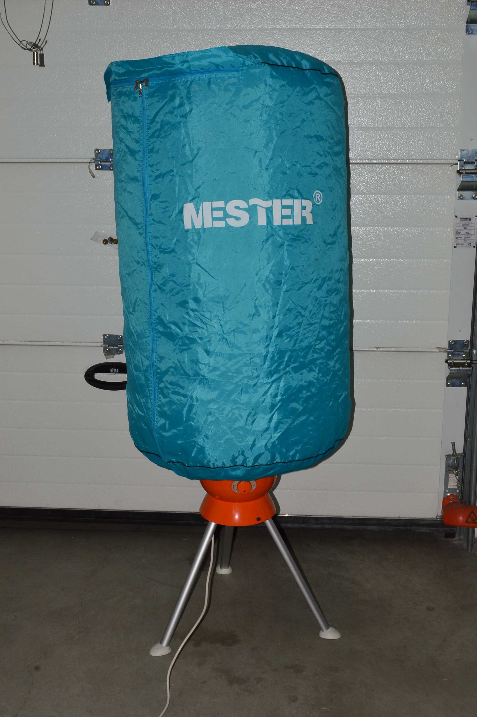 Secador de roupa elétrico e portátil, com potência de 900 W.