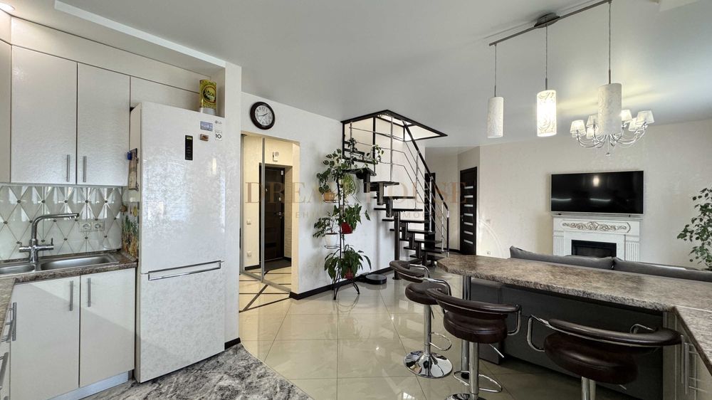 Трьохкімнатна квартира з ремонтом у Гранд Виллас. Газове опалення