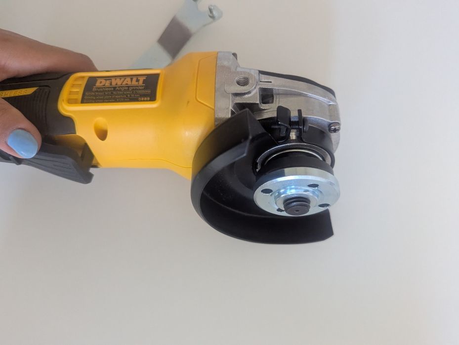 rebarbadora angular sem fios DeWalt, provavelmente o modelo DCG405N XR