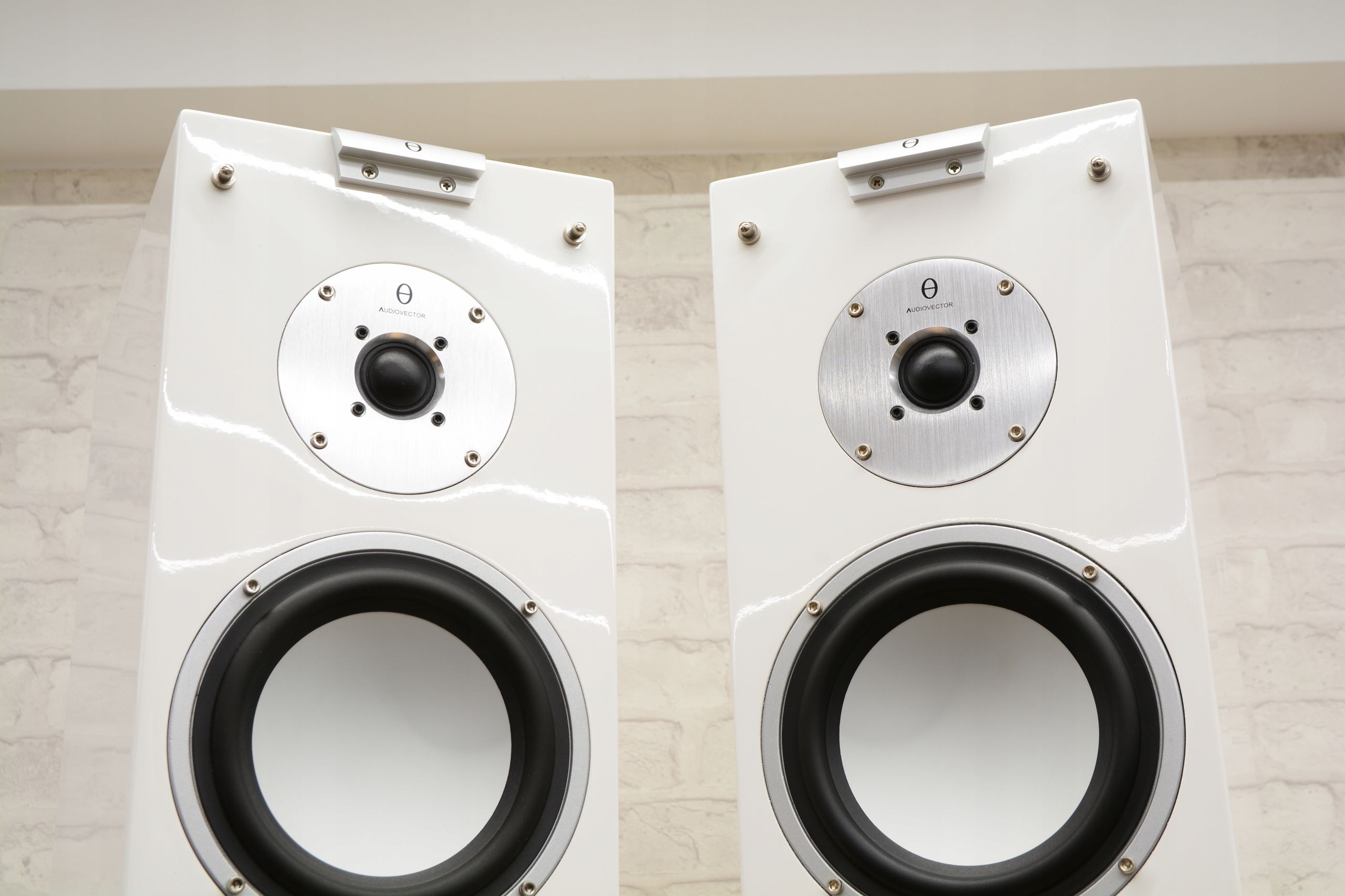 Białe kolumny Głośnikowe podłogowe stereo Audiovector X3 Super