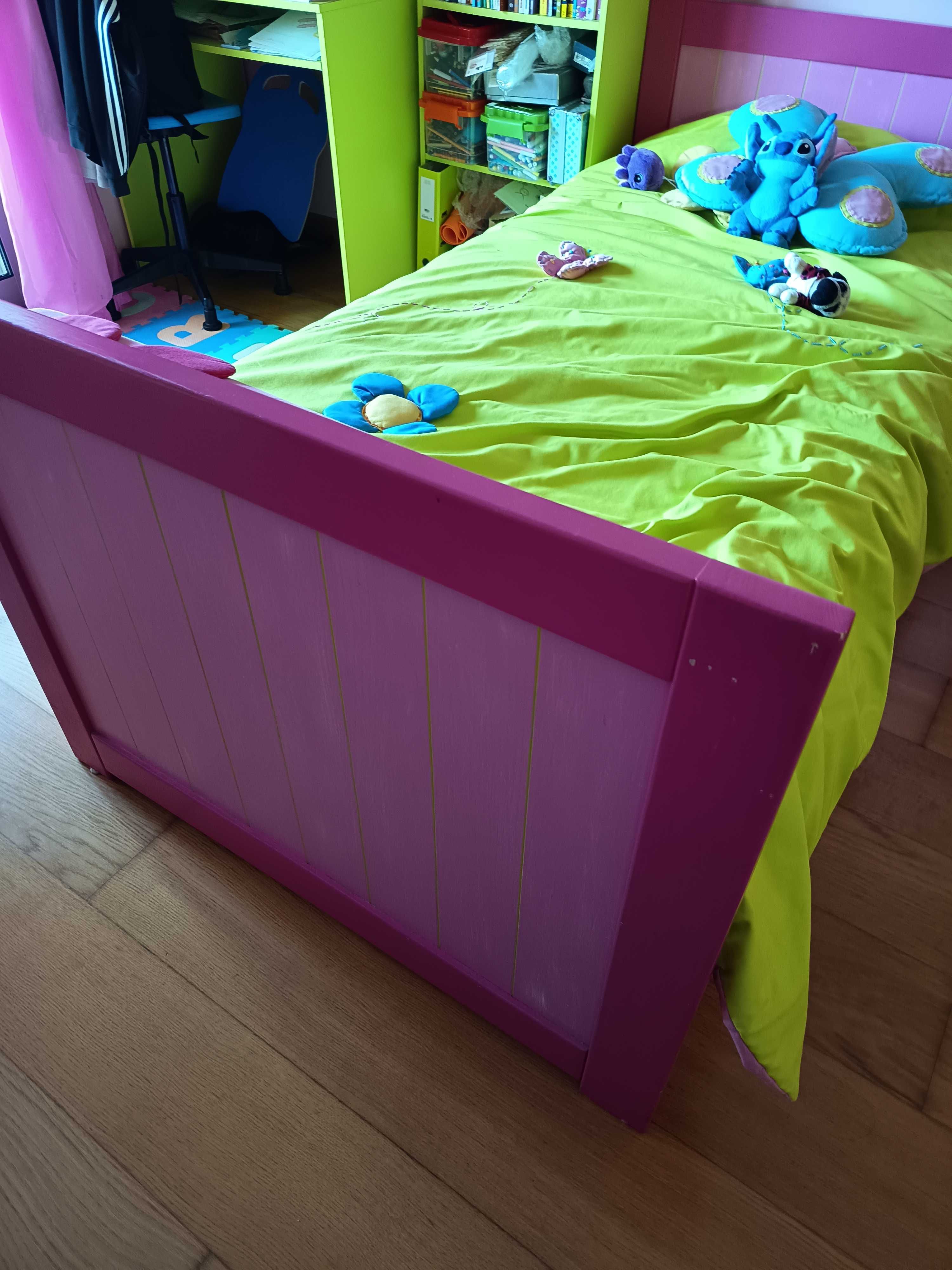 Vendo cama de solteiro em madeira, cor de rosa, com gaveta