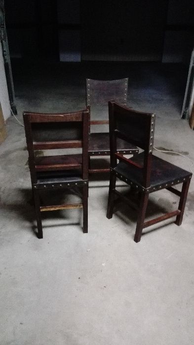 Cadeiras, antiquíssimas, em madeira com cabedal no assento e costas